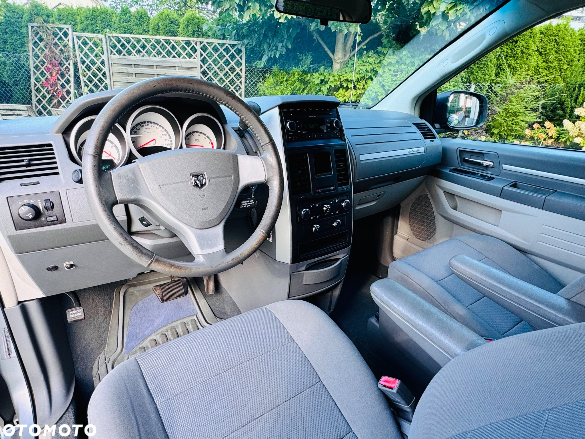 Dodge Caravan - 23