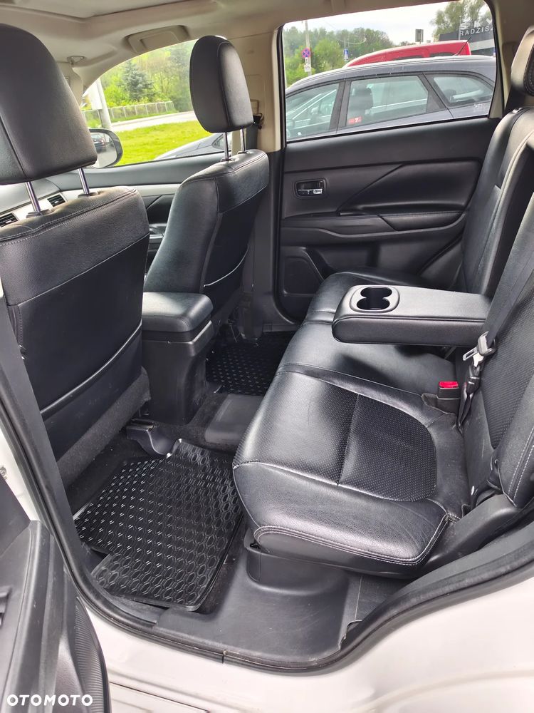 Mitsubishi Outlander Instyle NAVI + - 13