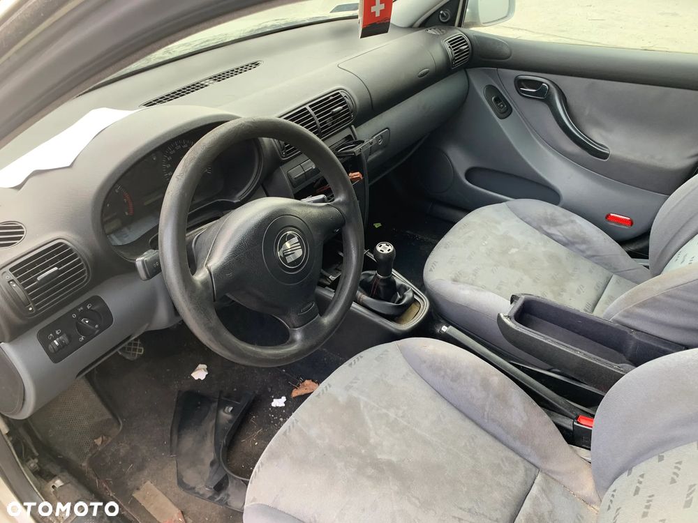 SEAT LEON 2000 *SAMOCHÓD NA CZĘŚCI* 2860 MASKA, LAMPA, DRZWI, LUSTERKO, ZDERZAK, GRILL, BŁOTNIK, KLAPA, BELKA, DESKA, FOTELE, KANAPA, ĆWIARTKA, KIEROWNICA, TARCZE, ZACISKI, ZAWIESZENIE, KOMPLETNY PRZÓD, KOMPLETNY TYŁ, LICZNIK, ZEGARY, PRAWE LEWE PRZÓD TYŁ - 5