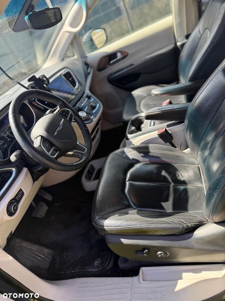 Chrysler Pacifica - 16