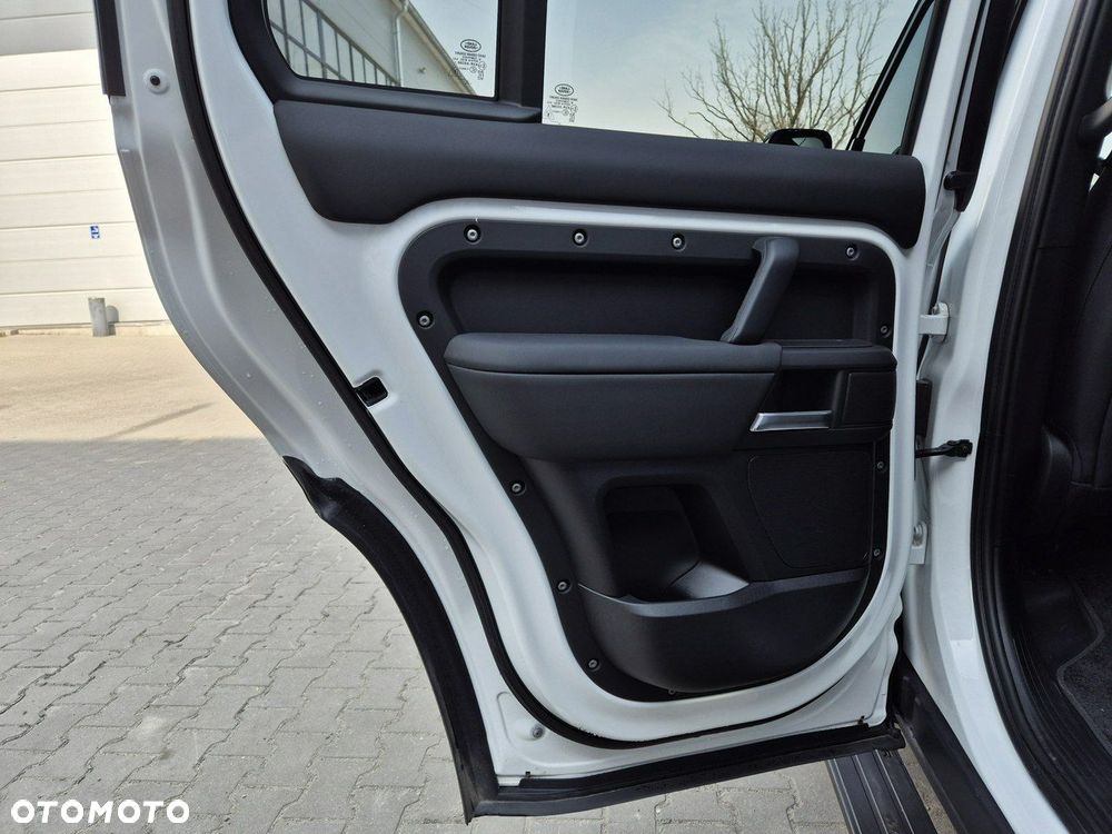 Land Rover Defender - 26