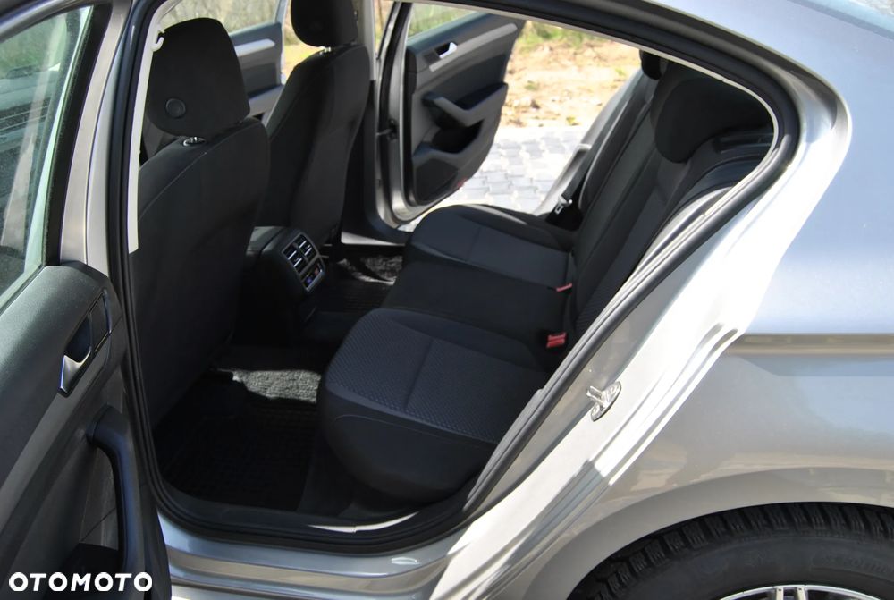 Volkswagen Passat 1.6 TDI BMT Comfortline - 14