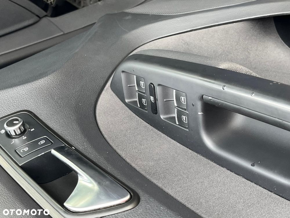 Volkswagen Touran - 12