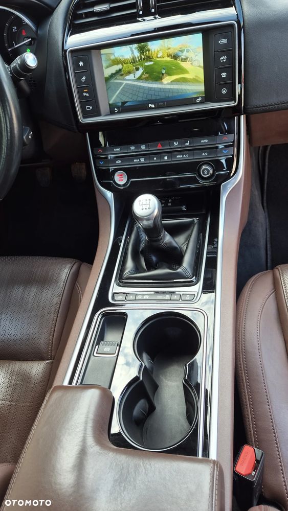 Jaguar XE 2.0 D Portfolio - 9