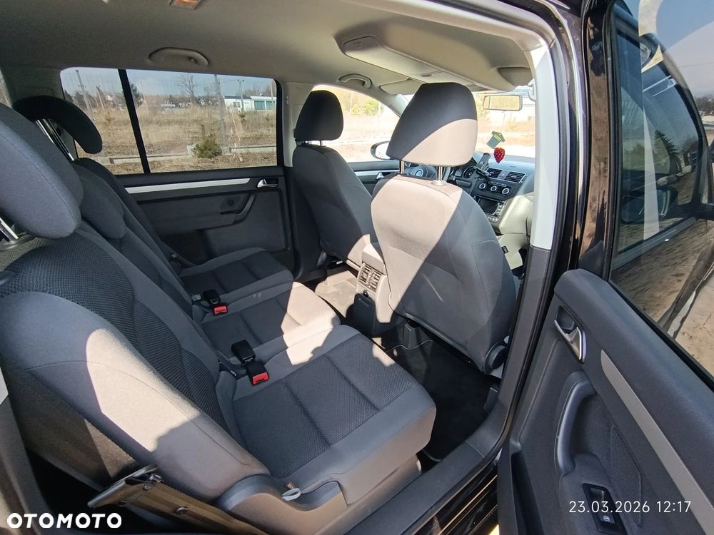 Volkswagen Touran - 12