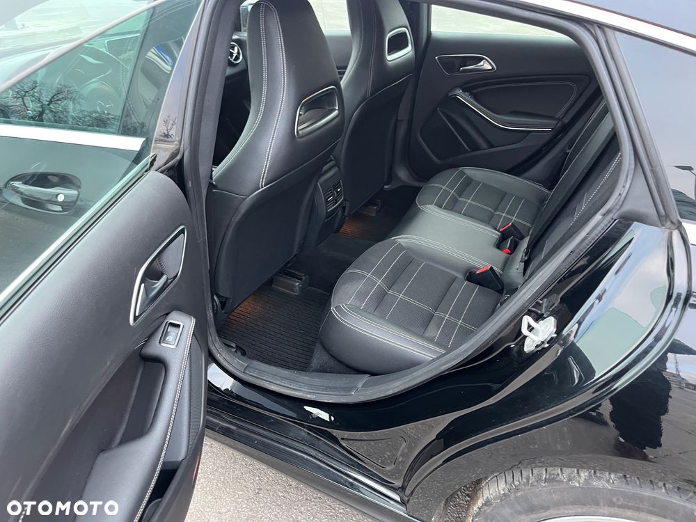 Mercedes-Benz CLA 180 Peak Edition - 17