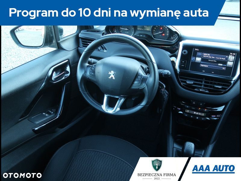 Peugeot 208 - 8