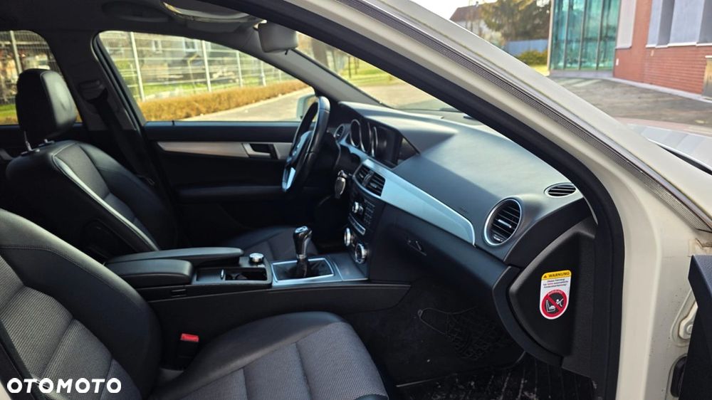 Mercedes-Benz Klasa C 180 CGI BlueEFFICIENCY Avantgarde - 11