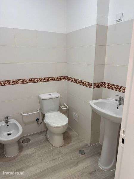 Arrendo T2 Remodelado com 3 assoalhadas no Carregado - Grande imagem: 4/11