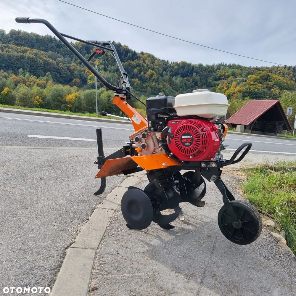 Husqvarna Glebogryzarka Kultywator BENASSI. Włoska Oryginalna Maszyna sprowadzona z Norwegii. Silnik Honda lub BRIGGS VANGUARD. 7km lub 5,5km . Szerokość rob. 80cm. 3 biegi pracy. To nie jest chińczyk!! Prawdziwy kultywator Przemysłowy koszt nowego około 10 tysięcy złotych. Okazja  cena zimowa wyprzedaż!! - 2