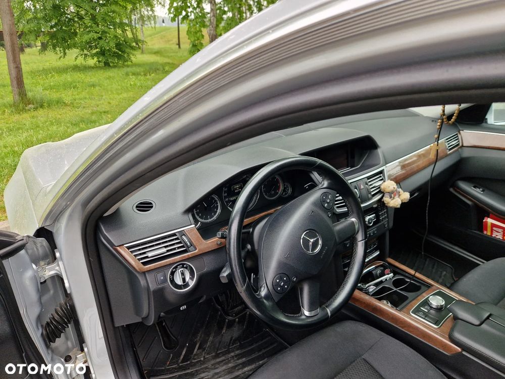Mercedes-Benz Klasa E 220 CDI DPF BlueEFFICIENCY 7G-TRONIC Elegance - 34