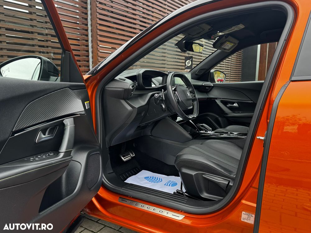 Peugeot 2008 PureTech 130 EAT8 GT - 17