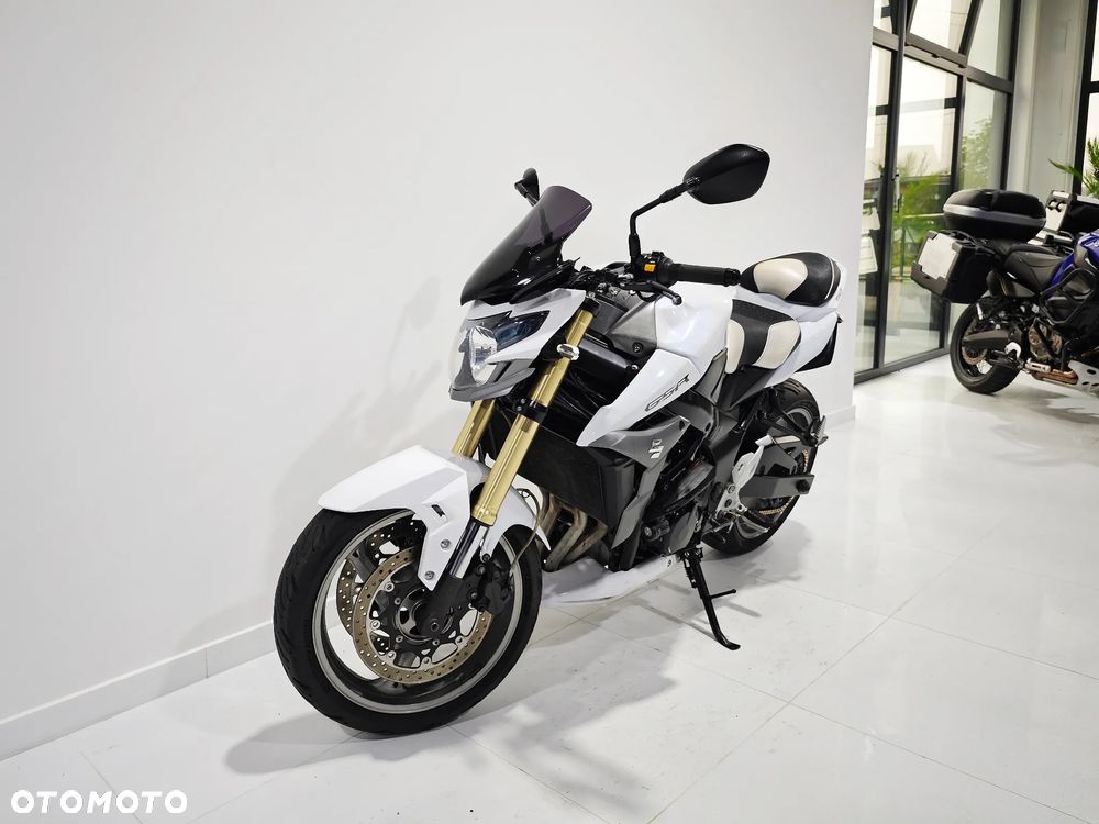 Suzuki GSR - 3