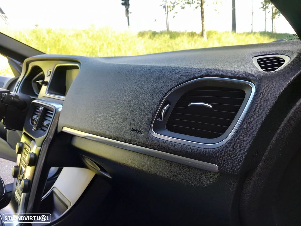 Volvo V40 D2 R Design - 30