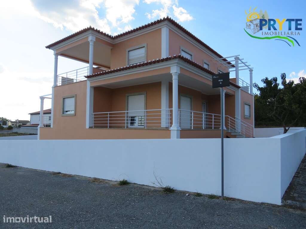 Lote urbano onde se encontra implantada uma Moradia de tipologia T4 – pohled 2