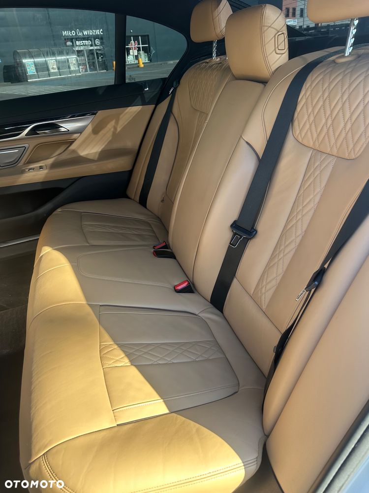 BMW Seria 7 740Li - 32