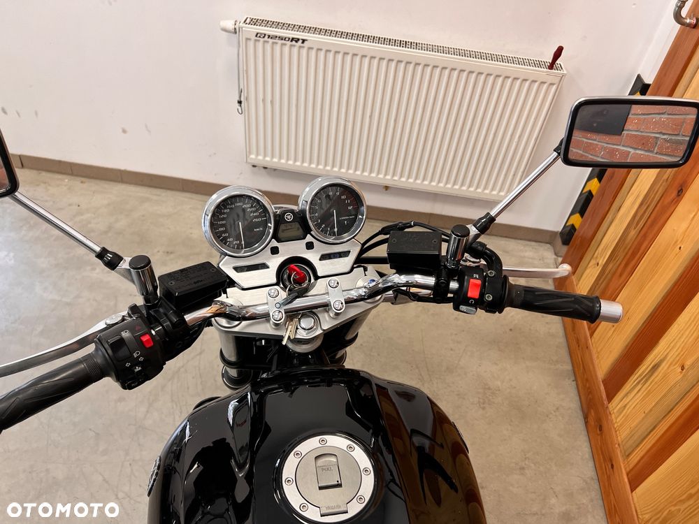 Yamaha XJR - 22