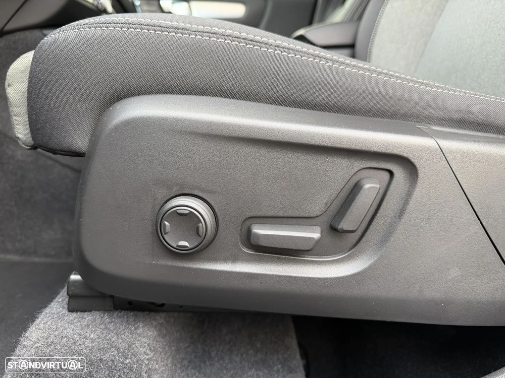 Volvo XC 40 2.0 B4 Momentum Plus - 33