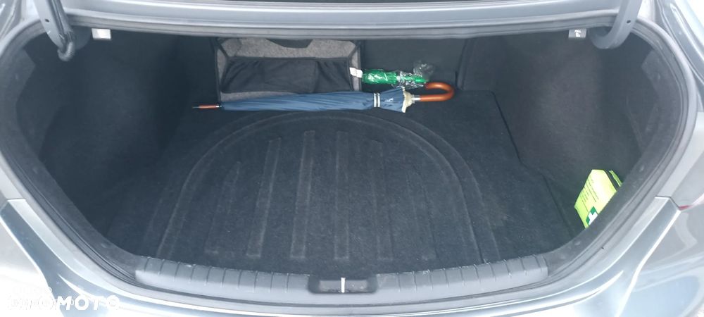 Hyundai Elantra 1.6 CRDi Comfort - 24