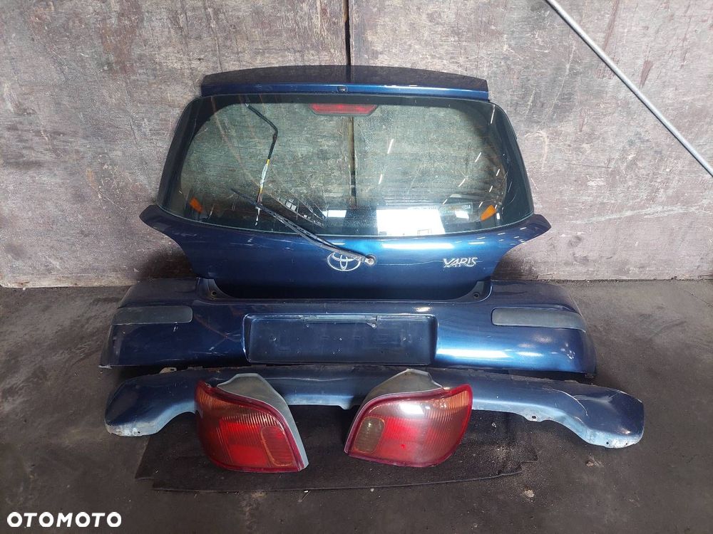 KOMPLETNY TYŁ KLAPA BAGAŻNIKA ZDERZAK TYŁ LAMPY TOYOTA YARIS I LIFT 8P4 - 1