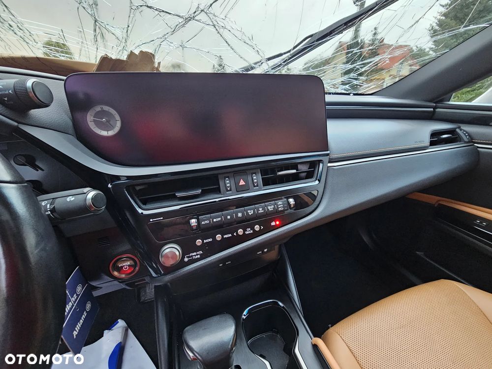Lexus ES 300h Business Edition - 23