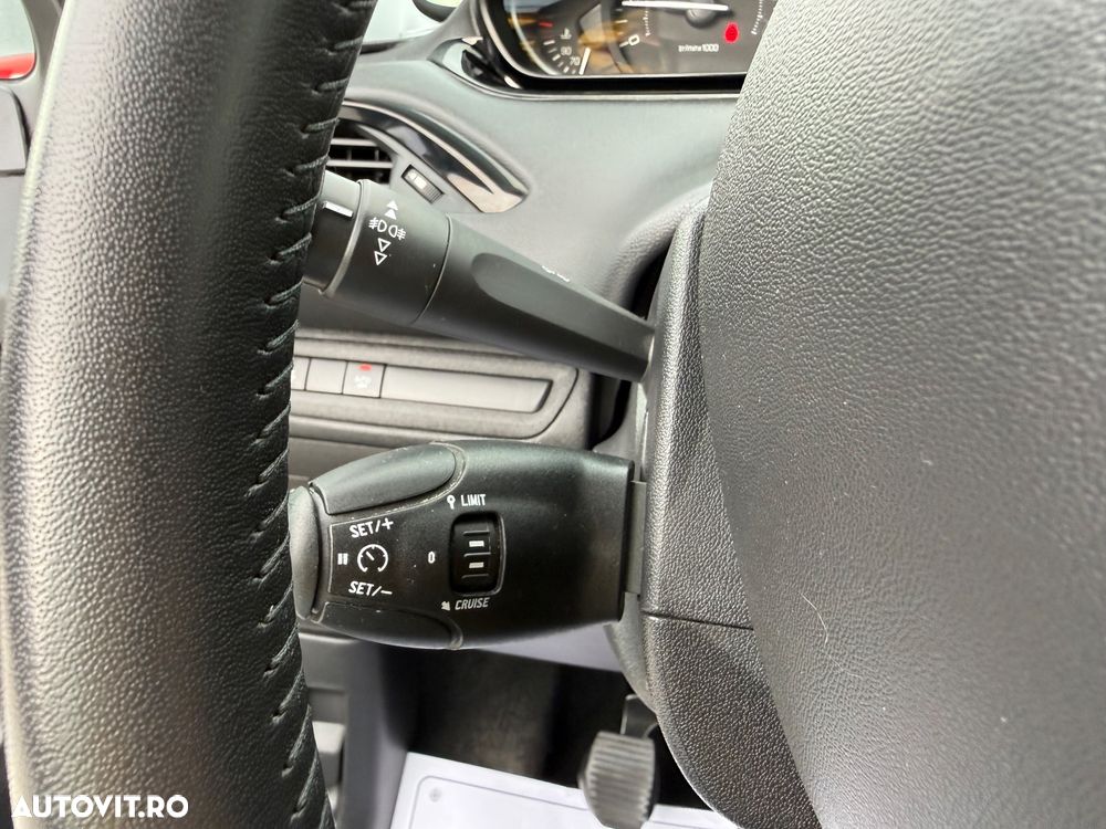Peugeot 208 PureTech 82 Stop & Start Signature - 14