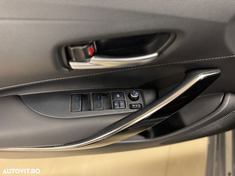 Toyota Corolla 2.0 HSD Exclusive Plus GR Sport Bi-Tone - 31