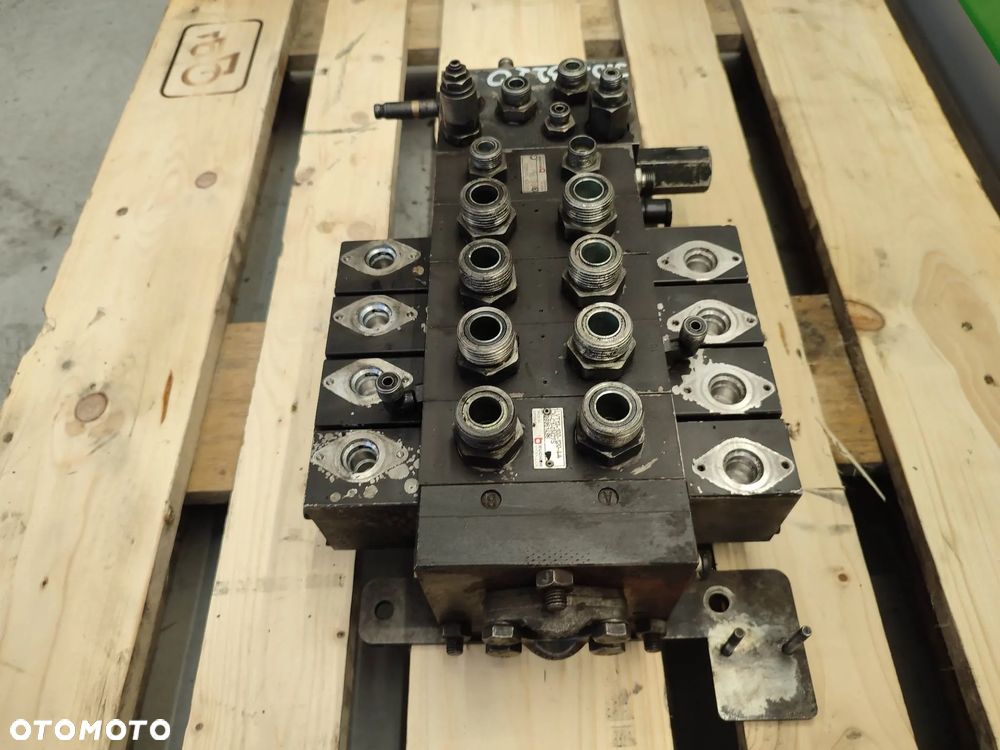 Rozdzielacz hydrauliczny John Deere 3220 (39351496) - 8