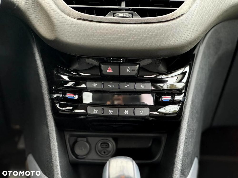 Peugeot 2008 1.2 Pure Tech Style S&S - 21