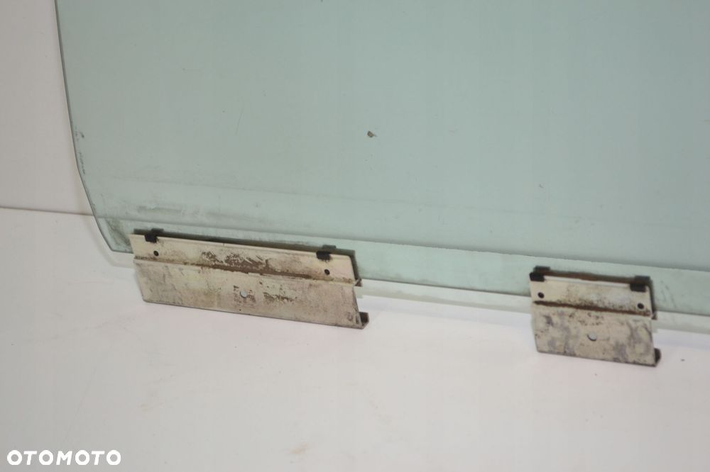 BMW E32 SZYBA BOCZNA PRAWA TYŁ - 3