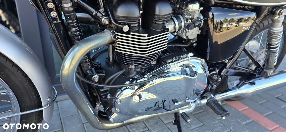 Triumph Bonneville - 32