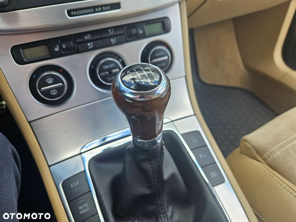 Volkswagen Passat 2.0 TDI DPF Highline - 17