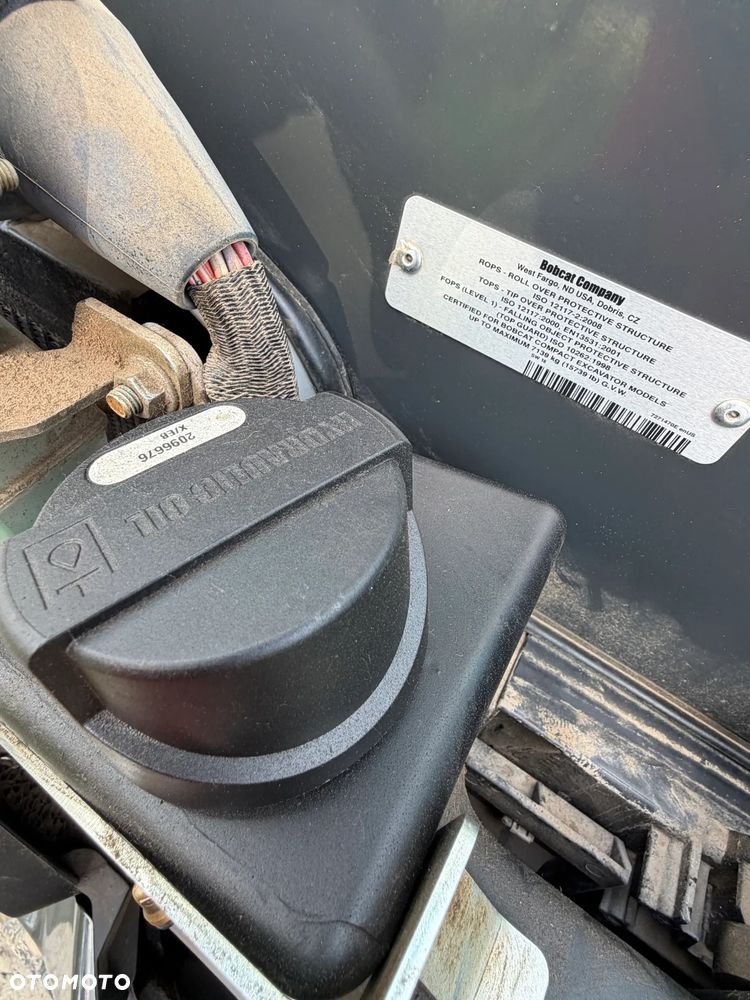 Bobcat E27z. Koparka Gąsienicowa 2,7 tony. 2024 rok. 870 mtg. Maszyna nie różni się od nowej z salonu!! Skarpówka Hydrauliczna! Pochodzi ze szkółki roślinnej z Norwegii. Zero luzów. pracowała przy krzewach!! Aktualna DEKRA dokumentacja. Silnik Yanmar! Linie Hydr. Dodatkowe. Szybkozłącze Hydr. Szybka wolna jazda. Wersja Norweska. Długie ramię. OKAZJA. Zero wycieków. Sztywna maszyna! - 16