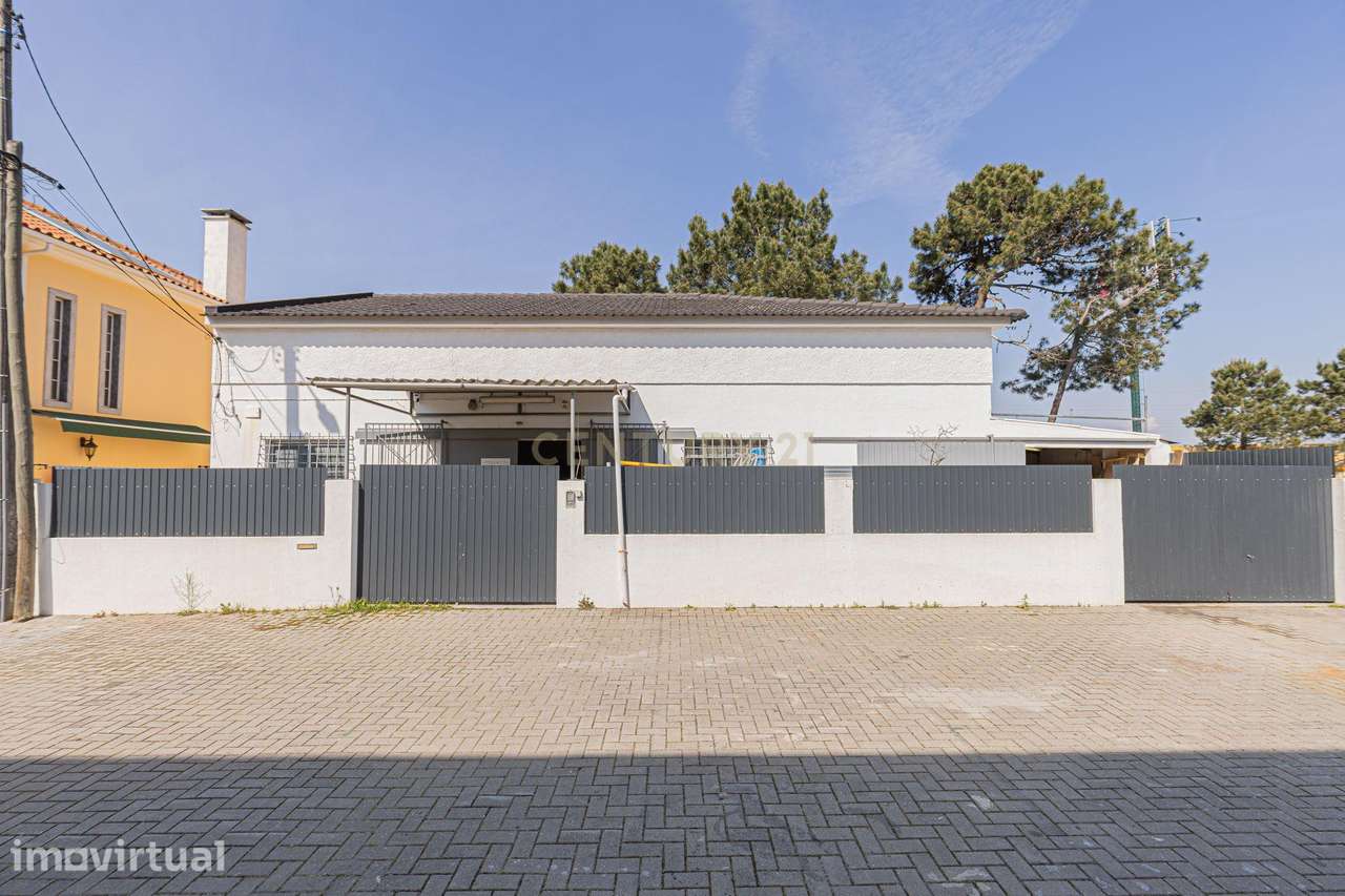 Armazém com elevado potencial e 220m² úteis, a 3 min da A2 - Grande imagem: 2/60