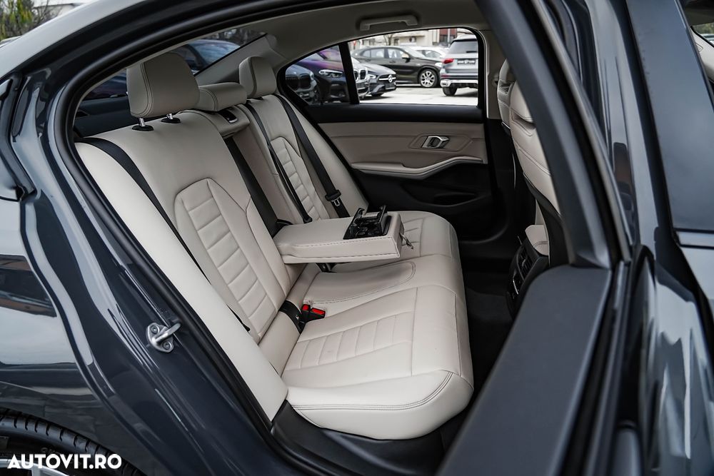 BMW Seria 3 320i Aut. Sport Line - 17