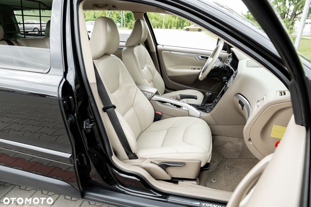 Volvo XC 70 AWD Momentum - 28