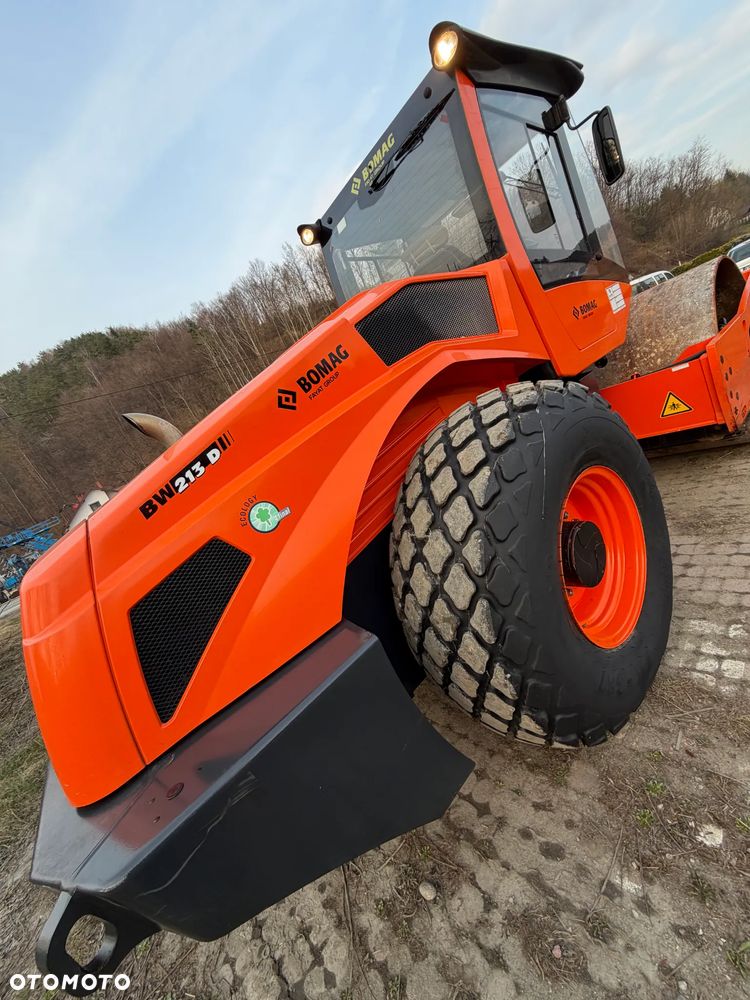 Bomag BW213 D-5 Walec Drogowy Terenowy 15 ton. Import Norwegia 2020 rok. 1050 Mtg. silnik DEUTZ 4cyl. 140 km. Maszyna nie różni się od Nowej z salonu! Klima wentylacja. Serwisy w Dekra AKTUALNE. Zero zniszczeń IGŁA !! Gotowa do długiej pracy. Po dużych serwisach eksploatacyjnych w Norwegii. Walec z Upadłości od pierwszego właściciela. Jego historia od nowosci to jedna robota na stadionie miejskim! Jedyna taka okazja! - 16