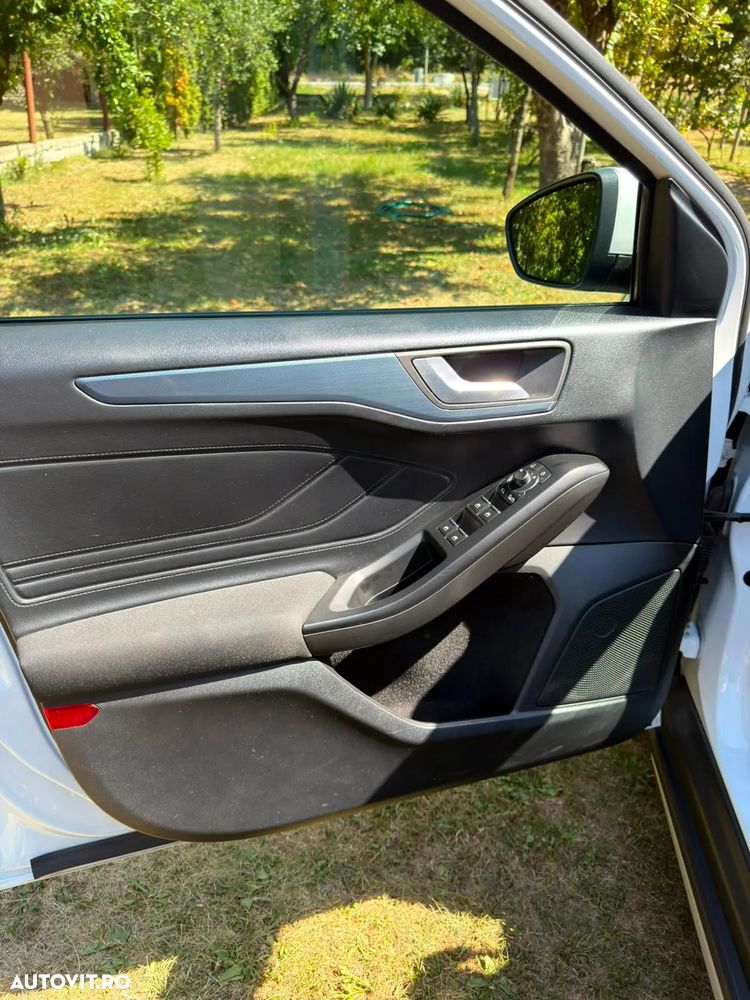 Ford Focus 1.0 EcoBoost 6MT MHEV Active X - 10