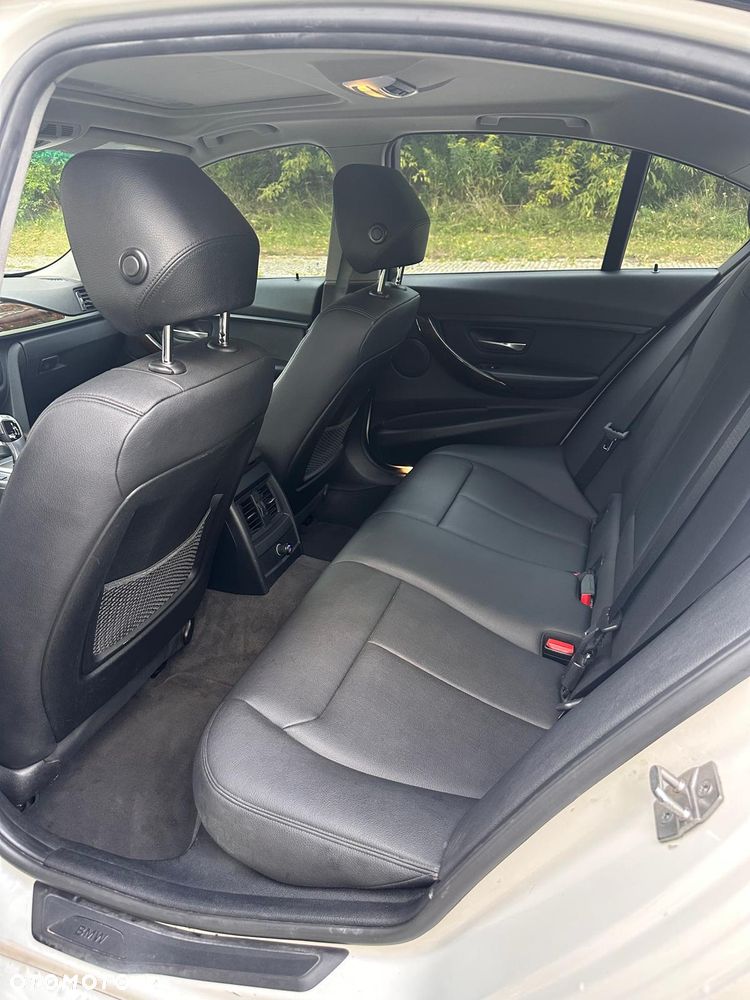 BMW Seria 3 328i Sport Line - 12