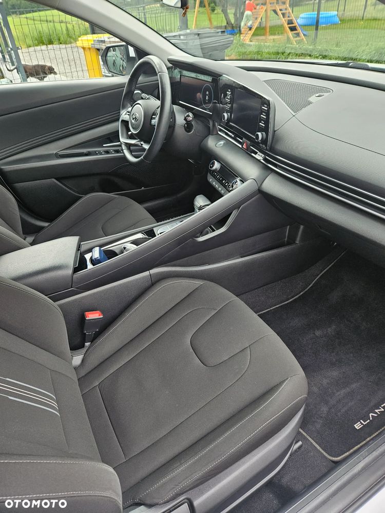 Hyundai Elantra 1.6 Executive CVT - 18