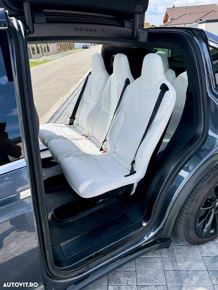 Tesla Model X - 7