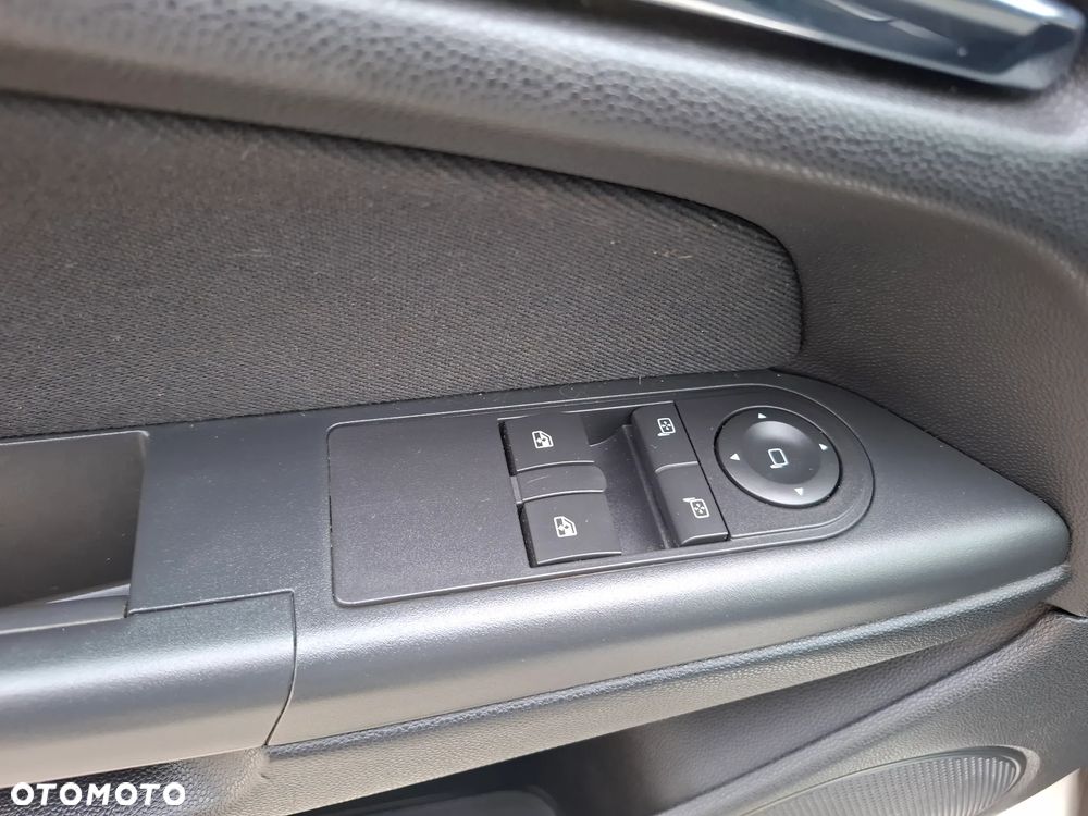 Opel Astra GTC 1.6 Sport - 24