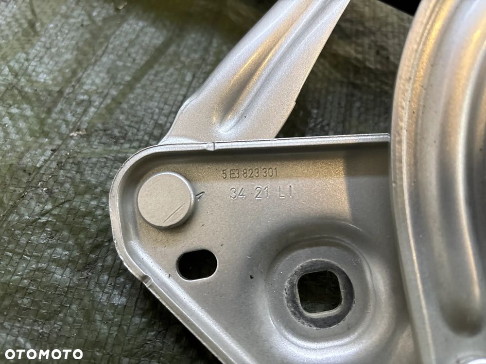SKODA OCTAVIA IV zawias maski prawy lewy 5E3823301 5E3823302 - 4