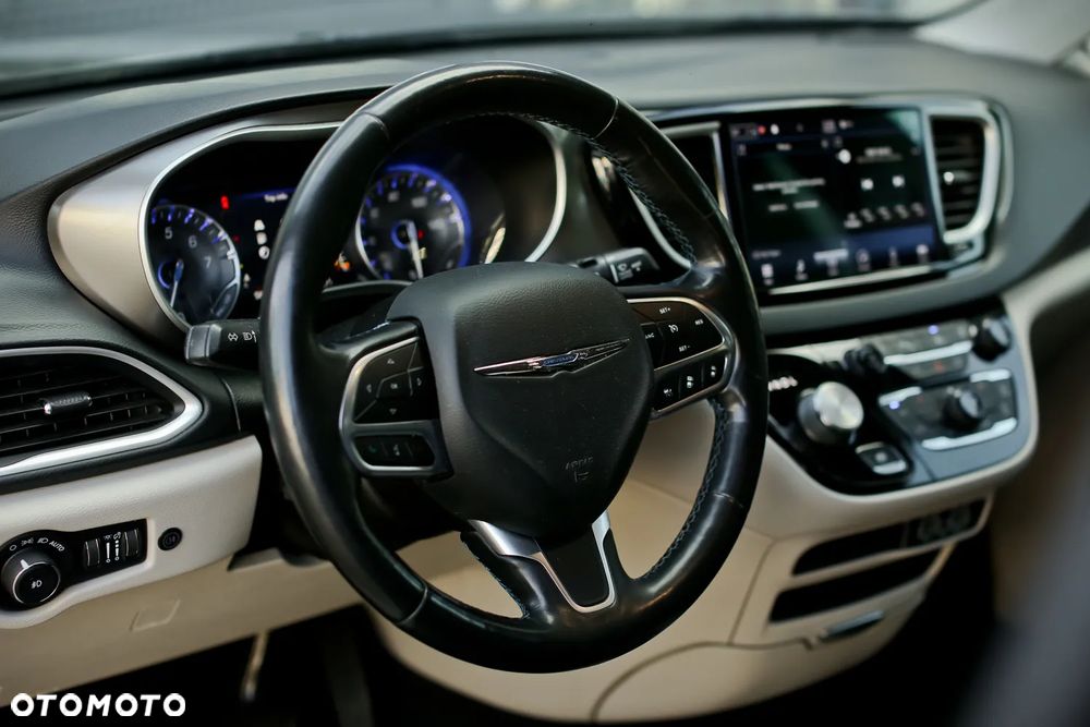 Chrysler Pacifica - 26