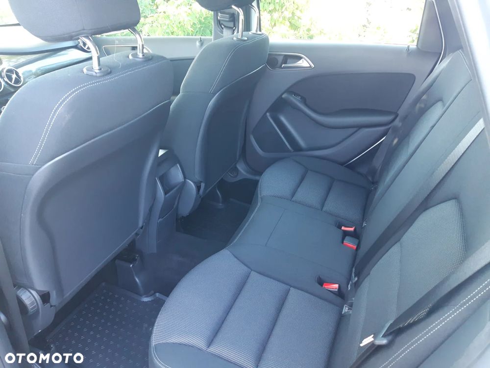 Mercedes-Benz Klasa B 180 Edition - 12