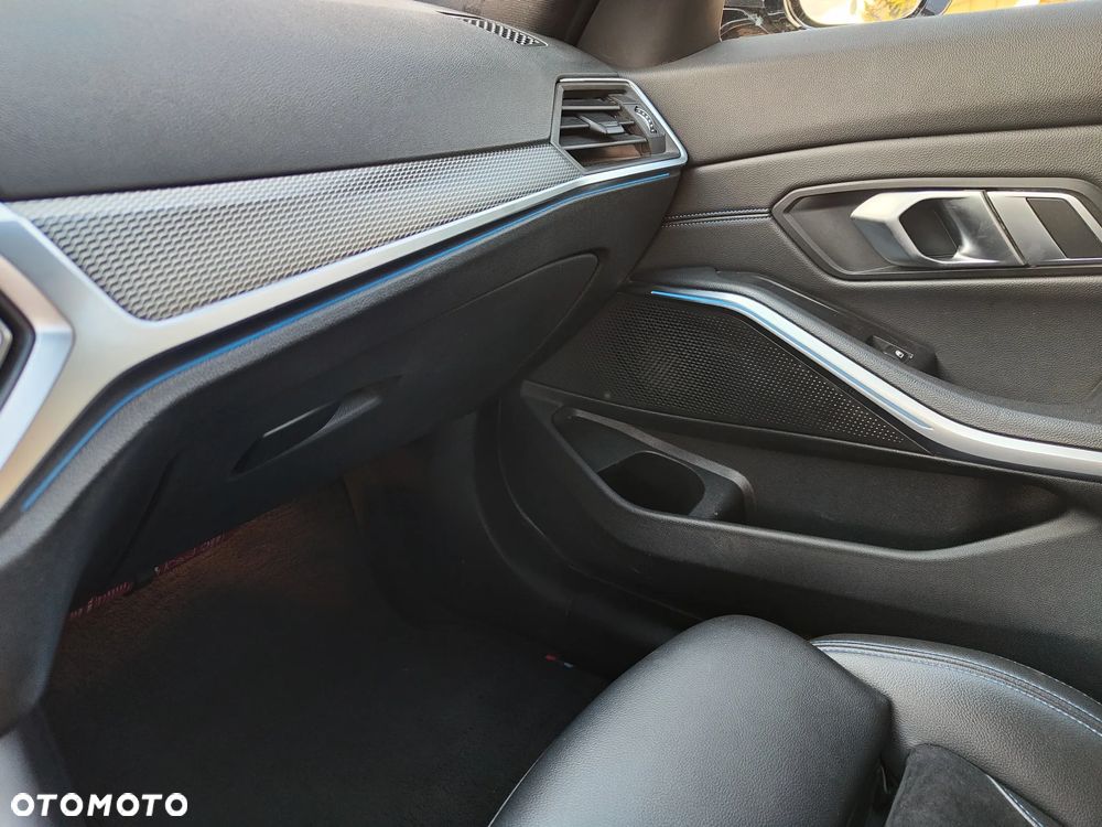 BMW Seria 3 330e M Sport - 29