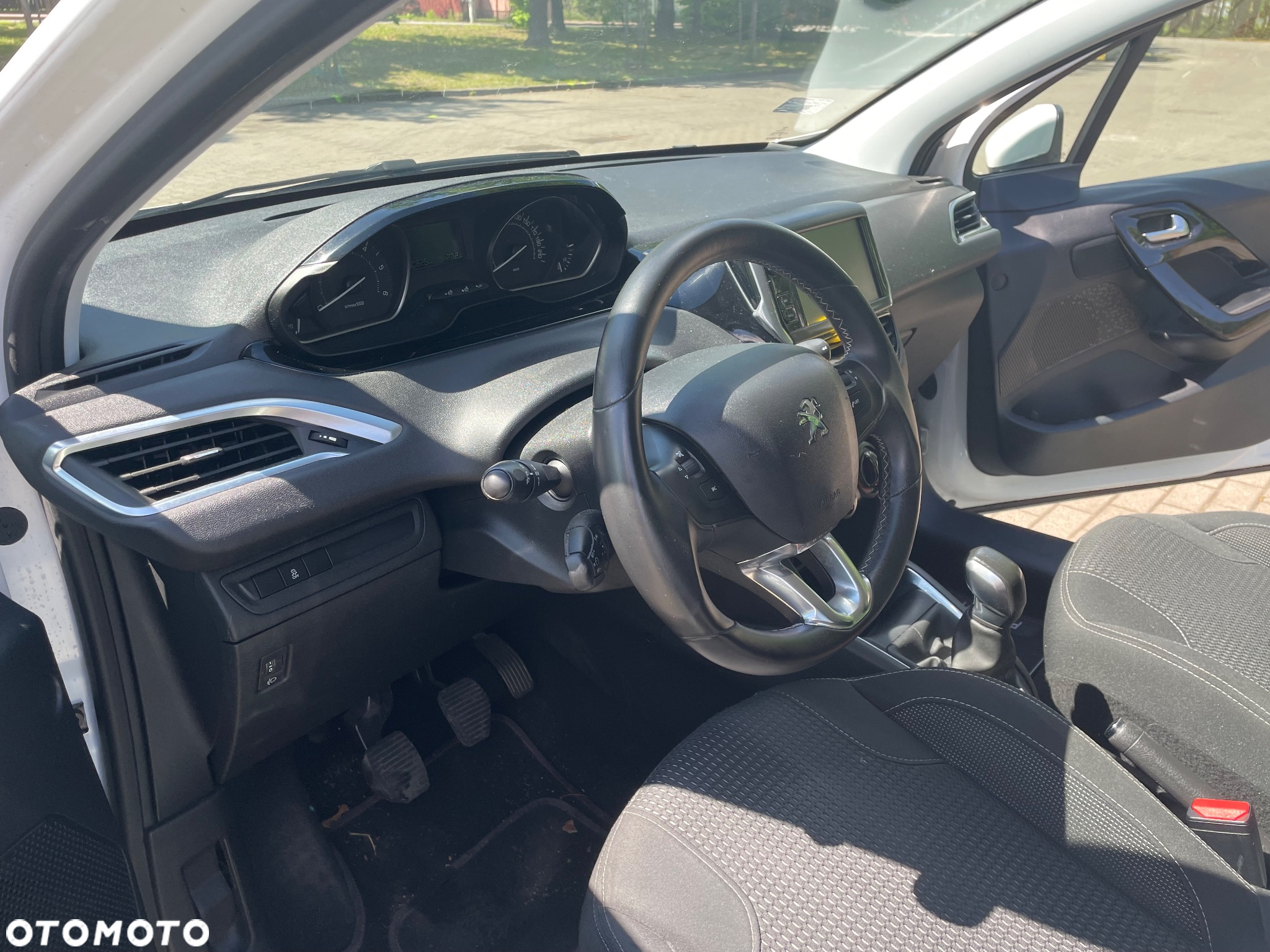 Peugeot 208 - 8