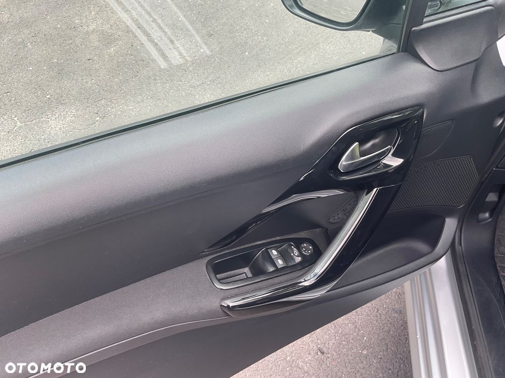 Peugeot 208 - 13