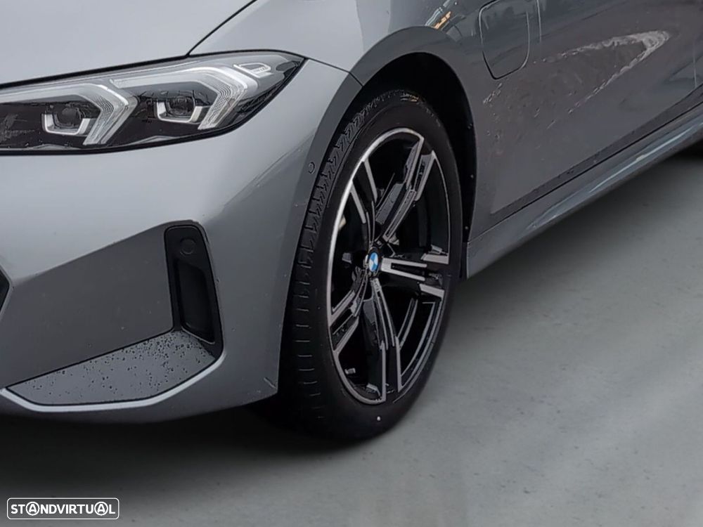 BMW 330 e Pack Desportivo M Auto — fotografia 4