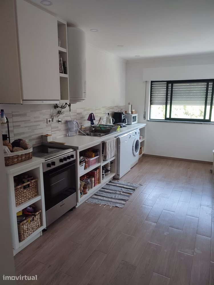 Arrenda-se excelente apartamento T2, originalmente T3 - Grande imagem: 5/17